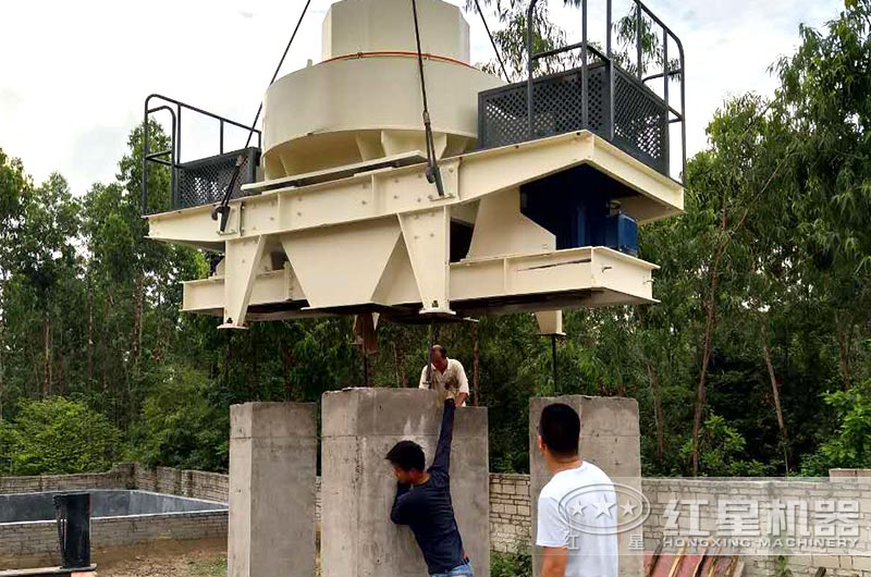 正在安裝小型制沙機